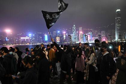 Los jóvenes protestantes en Hong Kong reciben en alerta al 2020