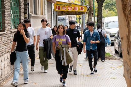 Los jóvenes salen de la iglesia el domingo al mediodía