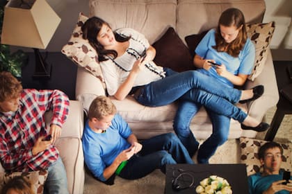 Los jóvenes se comunican a través de sus propios códigos numéricos en WhatsApp