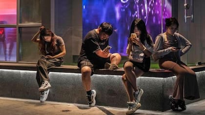 Los jóvenes suelen estar inmersos en sus teléfonos en China.