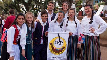 Los jóvenes también participan de la fiesta