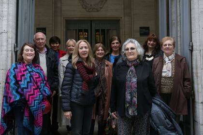 Los jubilados que atienden al público como voluntarios