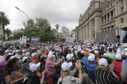 Los jubilados se acercaron a los tribunales para esperar el fallo