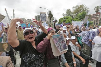 Los jubilados se acercaron a los tribunales para esperar el fallo