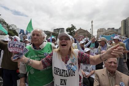 Los jubilados se acercaron a los tribunales para esperar el fallo