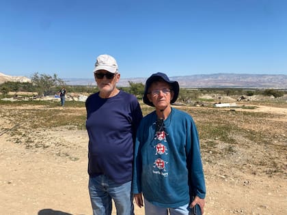Los jubilados Svika Novich y Daniel De Malch, voluntarios de “Looking the Occupation in the Eye”, organización israelí que defiende a los grupos de palestinos y beduinos vulnerables de los territorios ocupados,