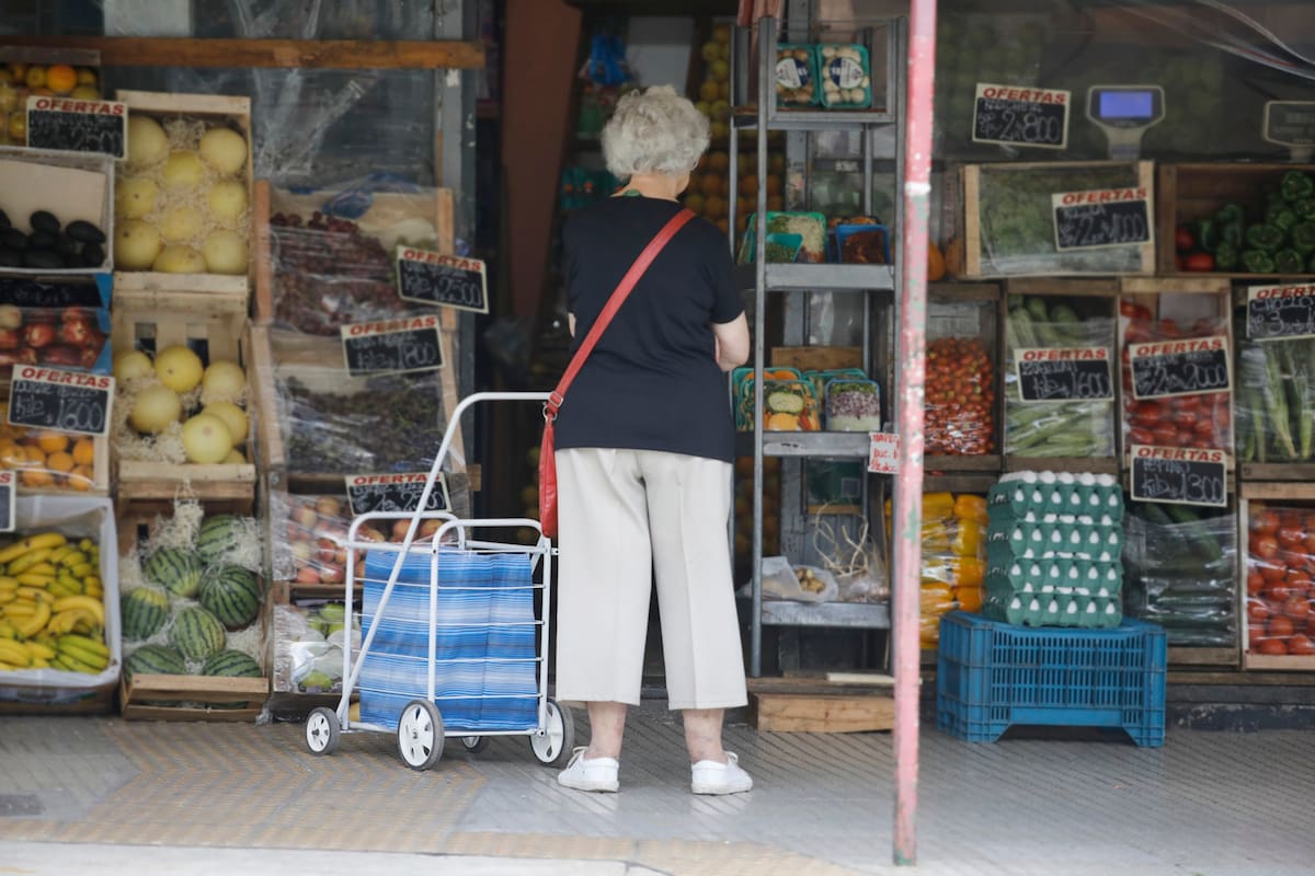 Qué jubilados de la Anses tendrán en diciembre subas de hasta 19,87% - LA NACION