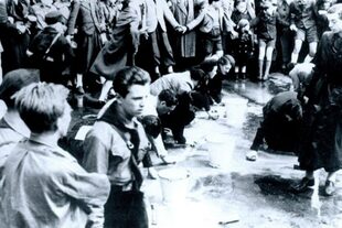 Los judíos austriacos, que se ven aquí obligados a lavar una calle en Viena, se enfrentaron a la persecución cuando el fascismo se impuso en el país