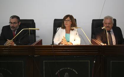 Los jueces María Cecilia Maiza, Carlos Rengel Mirat y Luis María Rizzi condenaron a 12 años de prisión a tres barras por el homicidio del periodista Nicolás Pacheco,