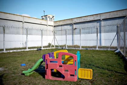 Los juegos infantiles dentro del patio del pabellón