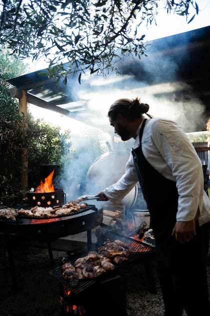 Los jueves de AFT son de Opuestos, un ciclo que fusiona las “Burgers Luna”, hamburguesas a cargo de Felipe Cuneo