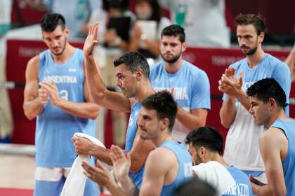 Los jugadores argentinos aplauden a Luis Scola, quien se retiró del seleccionado a los 41 años tras la derrota con Australia en semifinales de Tokio 2020.