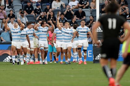Los jugadores argentinos celebran después del test de rugby de las Tres Naciones entre Argentina y Nueva Zelanda