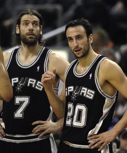 Fabricio Oberto y Emanuel Ginóbili durante el partido contra los Raptors de Toronto 11 de febrero de 2008, en Toronto