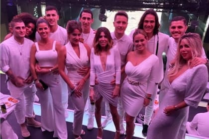 Los jugadores argentinos del PSG junto a sus esposas, Edinson Cavani, Marco Verratti y Marquinhos, vestidos de blanco para el festejo de cumpleaños de Neymar