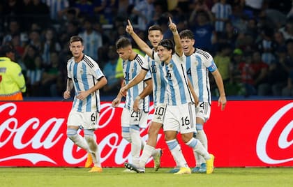 Los jugadores argentinos festejan con Luka Romero después de su gol contra Guatemala, en el Mundial Sub 20