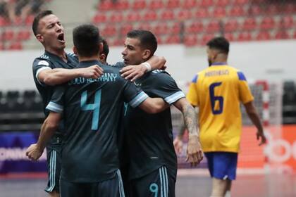Los jugadores argentinos festejan el primer gol en el partido contra Brasil, anotado por Cristian Borruto