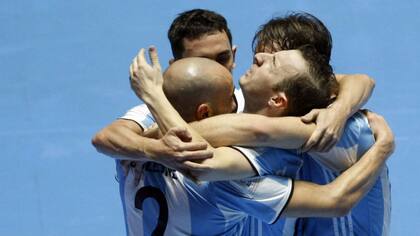 Los jugadores argentinos, fundidos en un abrazo en el 5-4 de la final ante Rusia