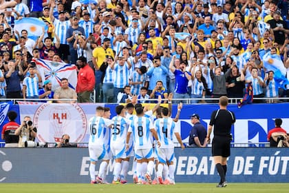 Los jugadores argentinos se juntan para festejar el gol de Di María