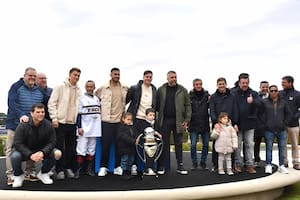 Platense volvió a sus orígenes: llevó la copa de campeón al hipódromo en otra tarde de emociones