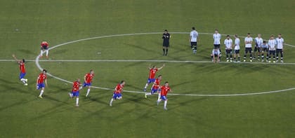 Los jugadores chienos festejan tras ganar la final de la Copa América 2015 por penales ante la Argentina