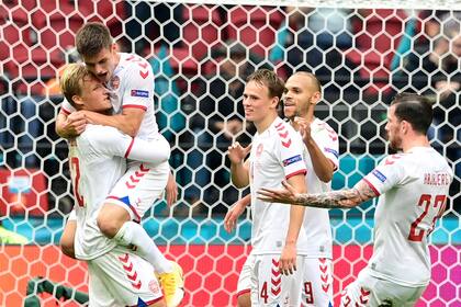 Los jugadores daneses festejan el segundo gol de Kasper Dolberg en el 4-0 ante Gales, por los octavos de final de la Euro 2020. 