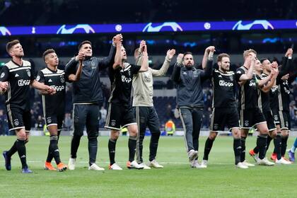 Los jugadores de Ajax celebran de cara a su público.