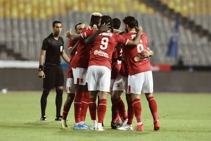 Los jugadores de Al Ahly se abrazan en un festejo; el equipo egipcio, con 41 títulos, es el más ganador del mundo en las últimas dos décadas