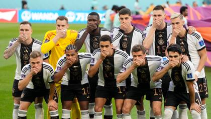 Los jugadores de Alemania se tapan la boca previo al partido contra Japón por el Grupo E del Mundial, el miércoles 23 de noviembre de 2022, en Doha, Qatar. (AP Foto/Matthias Schrader)