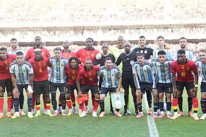 Los jugadores de Angola entremezclados con los argentinos, en la previa del amistoso disputado en Luanda