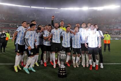 Los jugadores de Argentina celebran con el trofeo de la Copa América tras derrotar a Bolivia