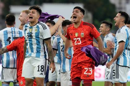 Los jugadores de Argentina celebran la victoria 1-0 ante Brasil para clasificarse al fútbol de los Juegos Olímpicos de París