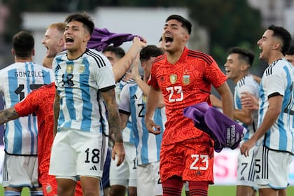 Los jugadores de Argentina celebran la victoria ante Brasil, que los clasificó a París 2024