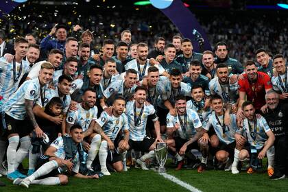 Los jugadores de Argentina posan con el trofeo tras ganar la Finalissima ante Italia, el miércoles 1 de junio de 2022, en el Estadio de Wembley (AP Foto/Frank Augstein)