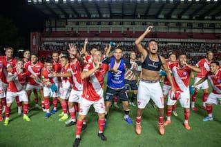 El candidato de los humildes que juega como un poderoso y se les anima a Boca, River y Racing