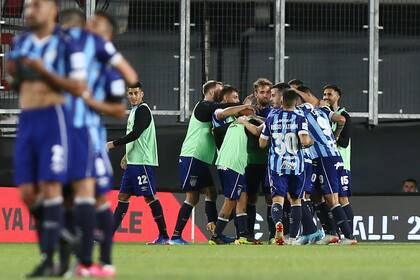 Los jugadores de Atlético Tucumán festejan el empate