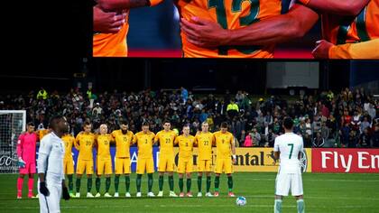 Los jugadores de Australia permanecieron formados durante el minuto de silencio; sus rivales no hicieron lo mismo