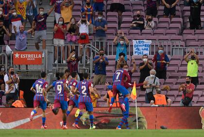Los jugadores de Barcelona celebran el gol de Gerard Pique, el 1-0 ante Real Sociedad, por la 1° fecha de la Liga española