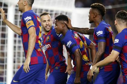 Los jugadores de Barcelona felicitan a Ansu Fati tras anotar el primer gol en la victoria por 5-2 ante Valencia, por la Liga de España.