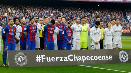 Los jugadores de Barcelona y Real Madrid, juntos, homenajearon a las víctimas de la tragedia de Chapecoense