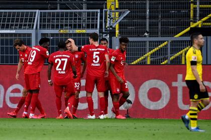Los jugadores de Bayern Munich festejan un gol y un triunfo que los acerca a la octava Bundesliga consecutiva