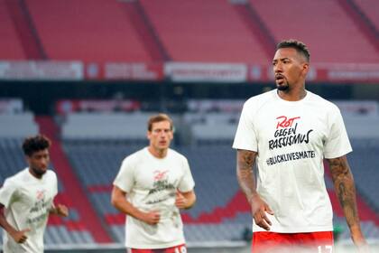Los jugadores de Bayern Munich realizaron la entrada en calor con una remera en contra del racismo
