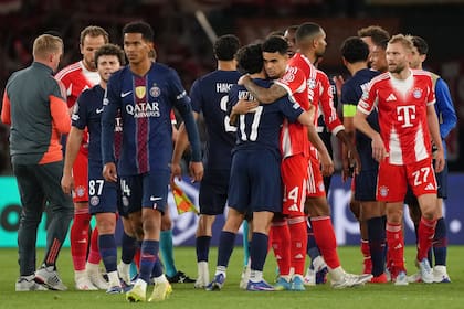 Los jugadores de Bayern y PSG, luego del gran partido de ida de las semifinales de la Champions League, en el que los franceses se impusieron por 5-4
