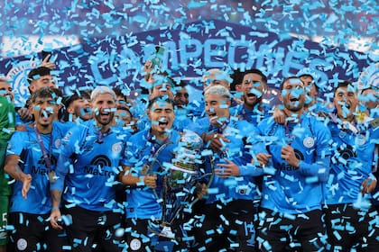 Los jugadores de Belgrano, con el trofeo del torneo Apertura