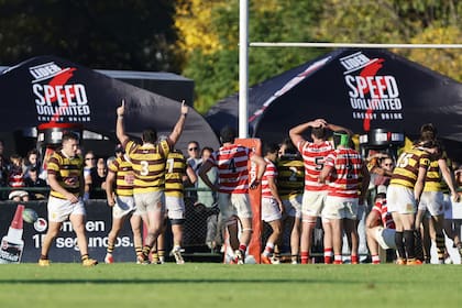 Los jugadores de Belgrano festejan y los de Alumni se lamentan: el campeón del 2024 perdió en Tortuguitas