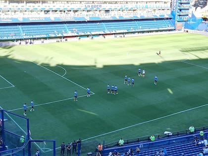 Los jugadores de Belgrano pisan el césped de la Bombonera y los hinchas los reciben con silbidos.