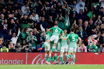 Los jugadores de Betis celebran de cara a sus hinchas
