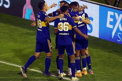 Los jugadores de Boca festejan el gol de Franco Soldano, primero del equipo xeneize en el 2-0 cosechado en Parque Patricios frente a Huracán por la Copa de la Liga Profesional.