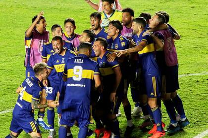 Los jugadores de Boca festejan luego de vencer a Banfield por penales en la final de la Copa Diego Maradona.