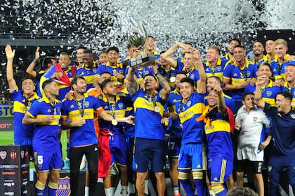 Los jugadores de Boca festejando la Supercopa Argentina ganada a  Patronato; el último título de la era Riquelme